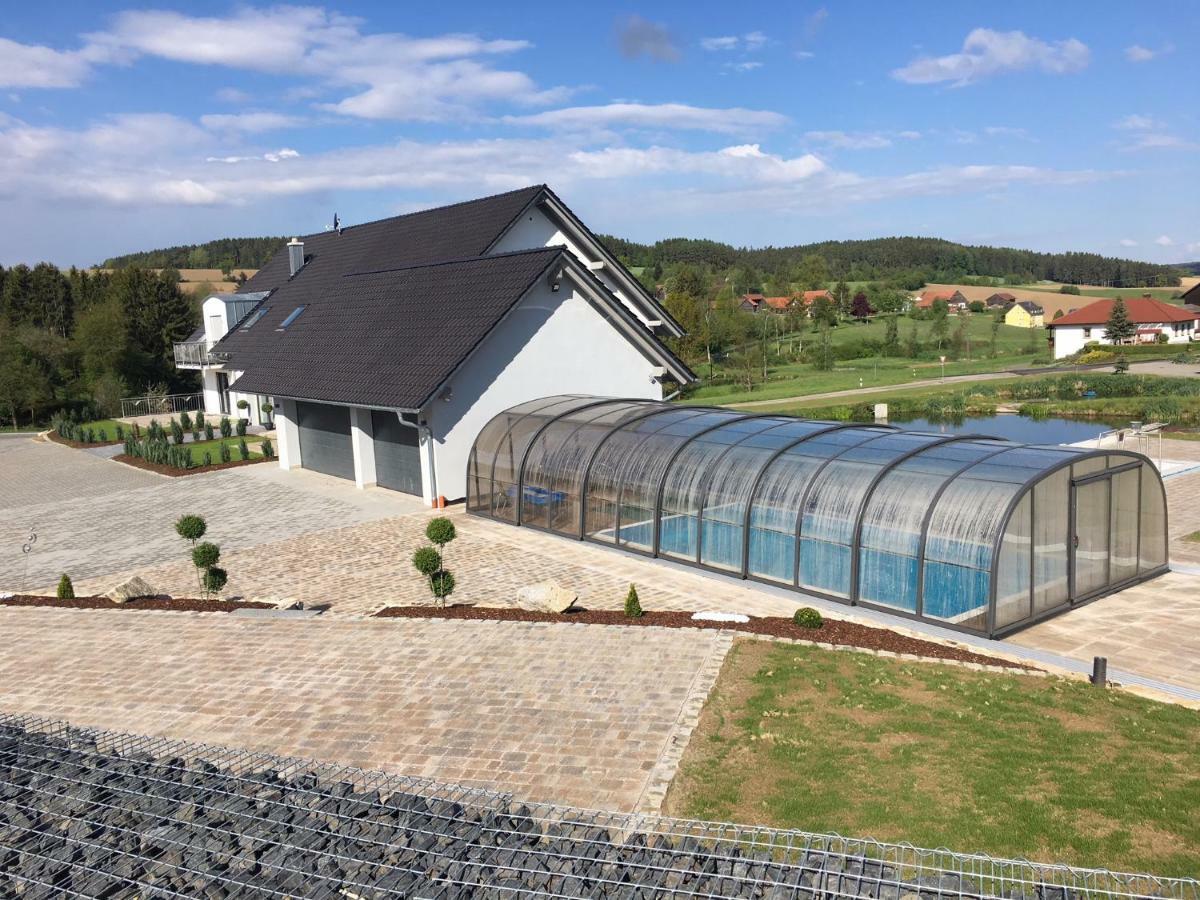 Landhaus Ferienwohnungen Mit Pool Und Wellness Neukirchen-Balbini Eksteriør bilde