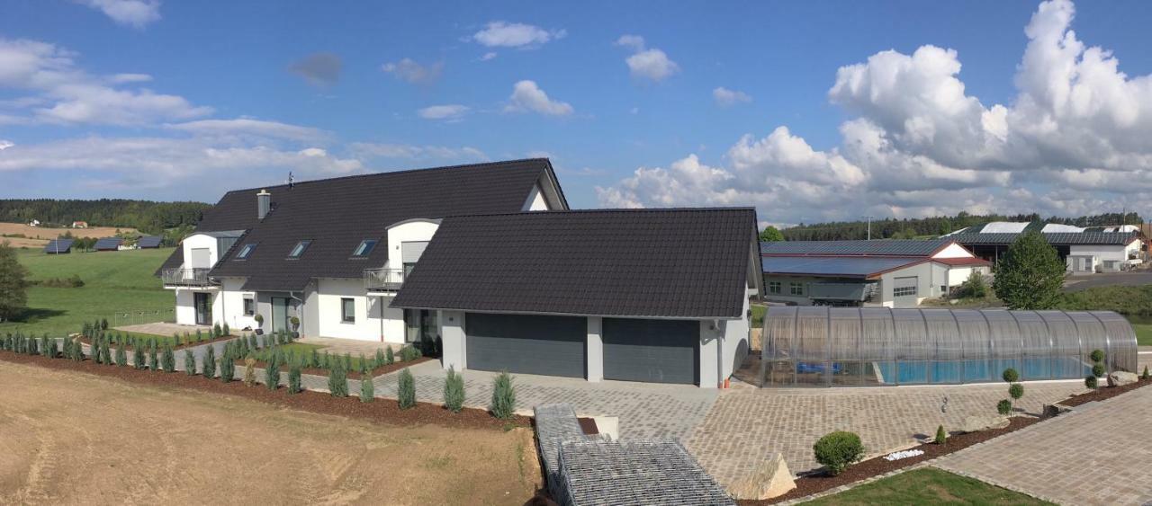 Landhaus Ferienwohnungen Mit Pool Und Wellness Neukirchen-Balbini Eksteriør bilde