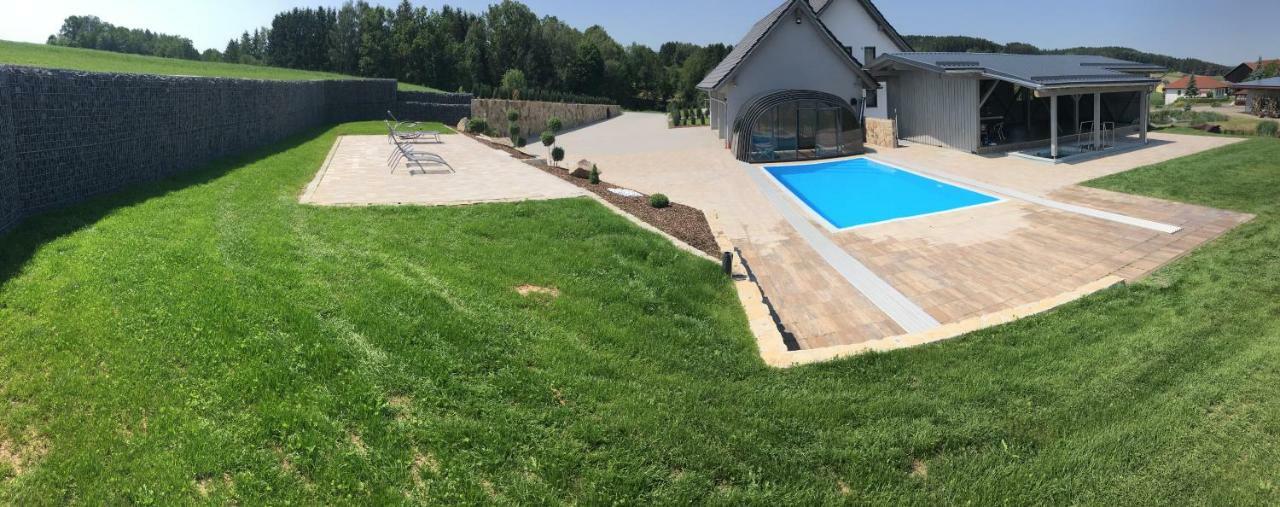 Landhaus Ferienwohnungen Mit Pool Und Wellness Neukirchen-Balbini Eksteriør bilde