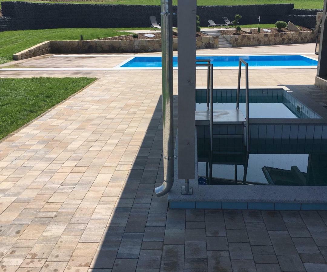 Landhaus Ferienwohnungen Mit Pool Und Wellness Neukirchen-Balbini Eksteriør bilde